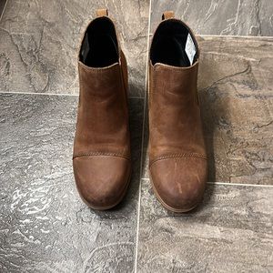 Brown sorel boots